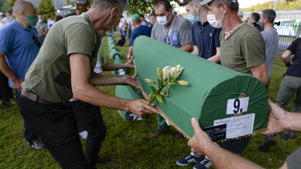 Bosnier bär en kista med kroppen av ett av de nio offer för massakern i Srebrenica som identifierats bara det senaste året.