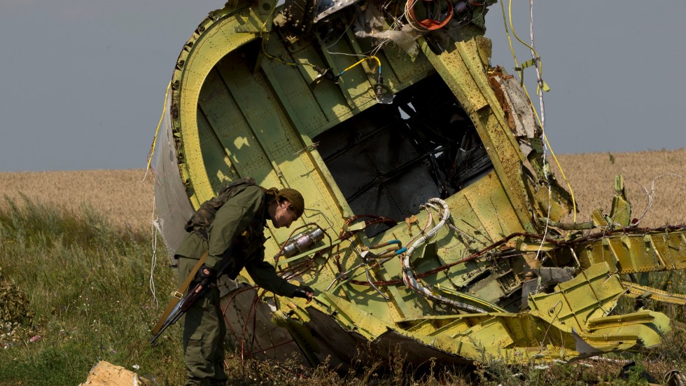 En prorysk rebell vid det nedskjutna planet MH17 i östra Ukraina. Arkivbild