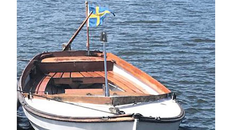 Kvarlevor har upptäckts vid en sökinsats efter en försvunnen och befarat mördad man i Karlskronas skärgård. Polisen sökte i somras vittnen som sett denna båt i området, under förmiddagen dagen efter det misstänkta mordet. Arkivbild.