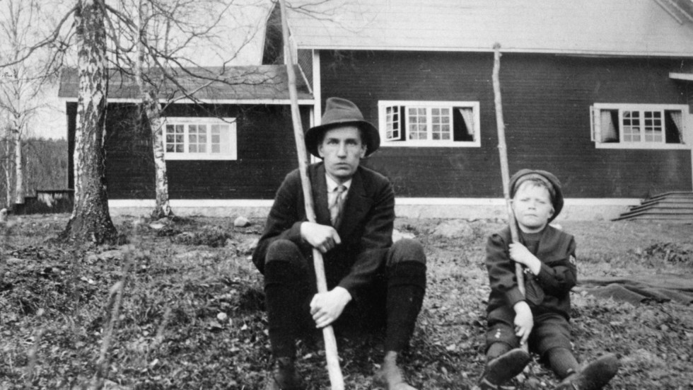 Dan Andersson (1888–1920) var en svensk författare och poet. Här en bild på diktaren tagen vid Brunnsviks folkhögskola i Dalarna 1917. Pojken på bilden är okänd.