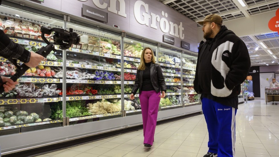 Anis Don Demina intervjuar landsbygdsministern Jennie Nilsson i en mataffär i Stockholm till sin vlogg om hur svenska folket bör bete sig i butiker för att hålla smittspridningen nere under jul.