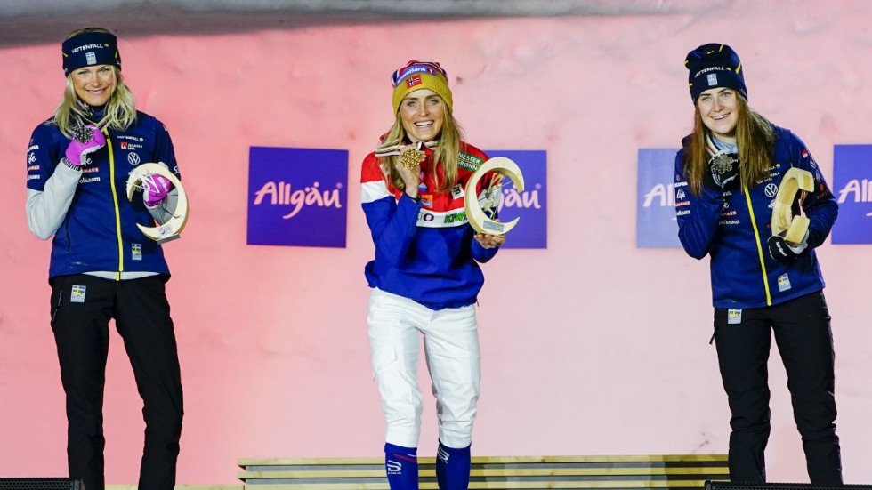 Svenskt och norskt på medaljceremonin – en vanlig syn i Oberstdorf under VM.