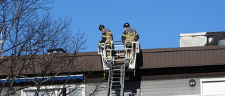 BILDERNA: Här säkrar brandkår lossnade byggställningen