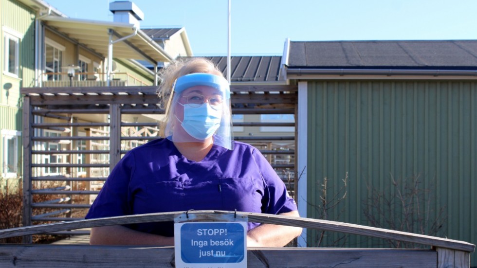 Att jobba med både munskydd och visir har blivit det "nya normala" för undersköterskan Linda Eklund. 