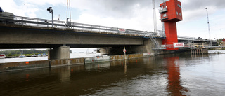 Segelbåt fastnade i bro – påverkade tågtrafiken i Katrineholm