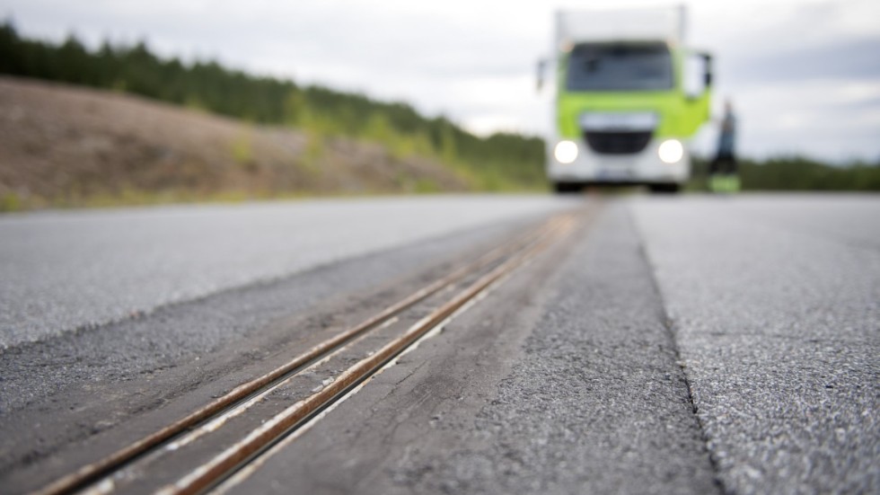 Det borde finnas mycket att vinna på att dra kraftledningen från Hedenlunda till Oxelösund i marken längs med befintliga vägar. Elektriska vägar är en väsentlig byggsten i det elektrifierade samhället, skriver Ulf Hagström.