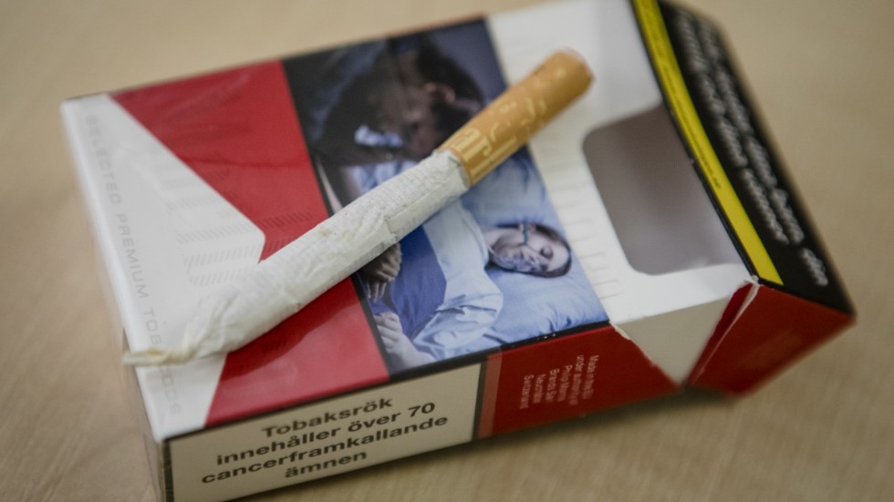 En Linköpingsbo i 60-årsåldern har dömts till villkorlig dom sedan han förvarat 93 000 cigaretter och 30 kilo tobak som smugglats in i landet.