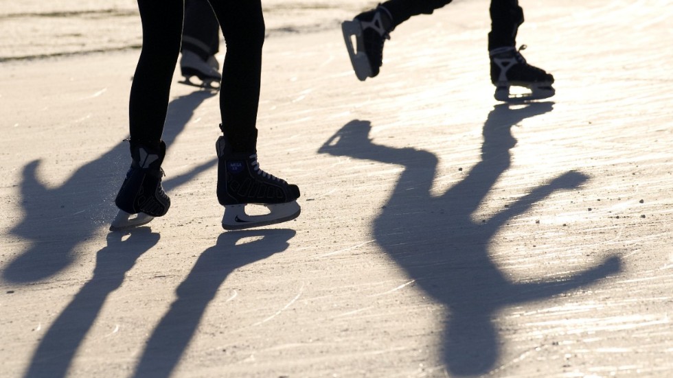 Jag undrar varför isen utomhus på Backavallen inte skulle klara klimatet när den gör det på torget? Vad är skillnaden? Hur klarar man det i andra städer, t.ex. Motala. Skriver Petra Andersson.