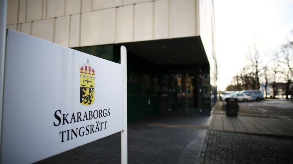 En kvinna åtalas vid Skaraborgs tingsrätt, misstänkt för mord på en man i 90-årsåldern tidigare i år. Arkivbild.