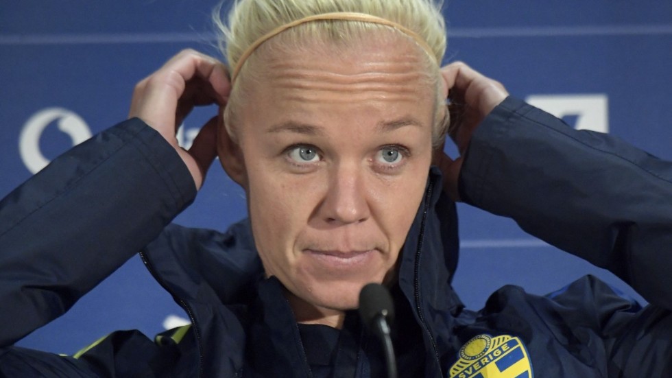 Caroline Seger under måndagens pressträff i Reykjavik inför tisdagens EM-kvalmatch mot Island.