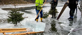 Här plockar de upp två ton is ur sjön 