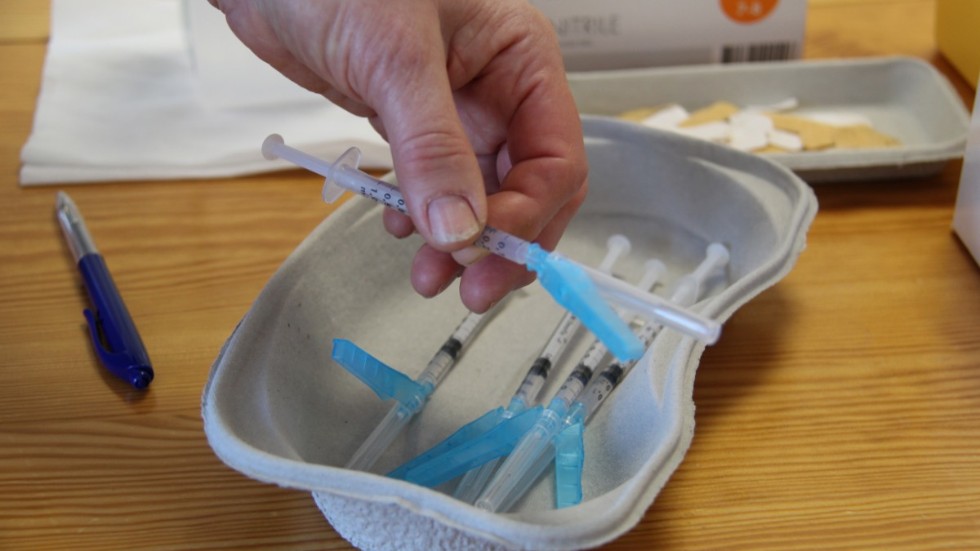 Vaccin prioriteras framför tester av antikroppar.