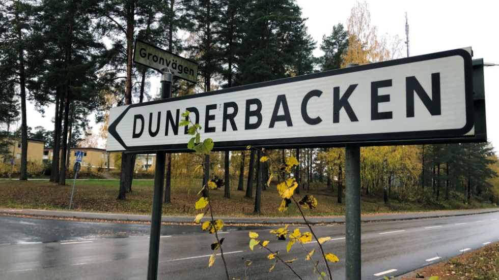 Socialdemokraterna i Finspång vill att Migationsverket ska stoppa flytten från Dunderbacken och låta de invandrare som redan flyttat från området komma tillbaka.