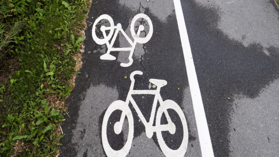 Strängnäs behöver satsa på fler cykelbanor och cykelställ, skriver signaturen "Åsa".