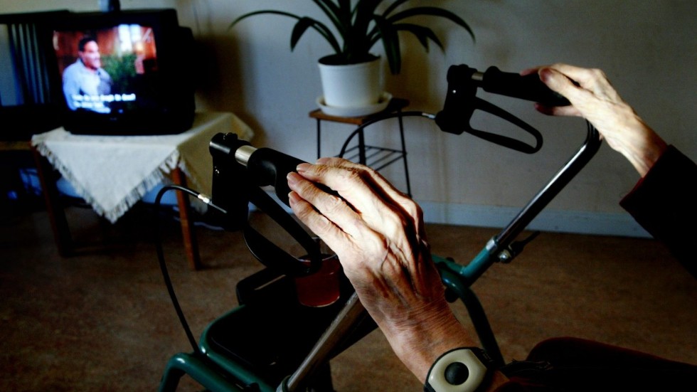 Sverige bör följa Storbritannien och lagstifta om obligatorisk utredning av fallolyckor, främst bland äldre.