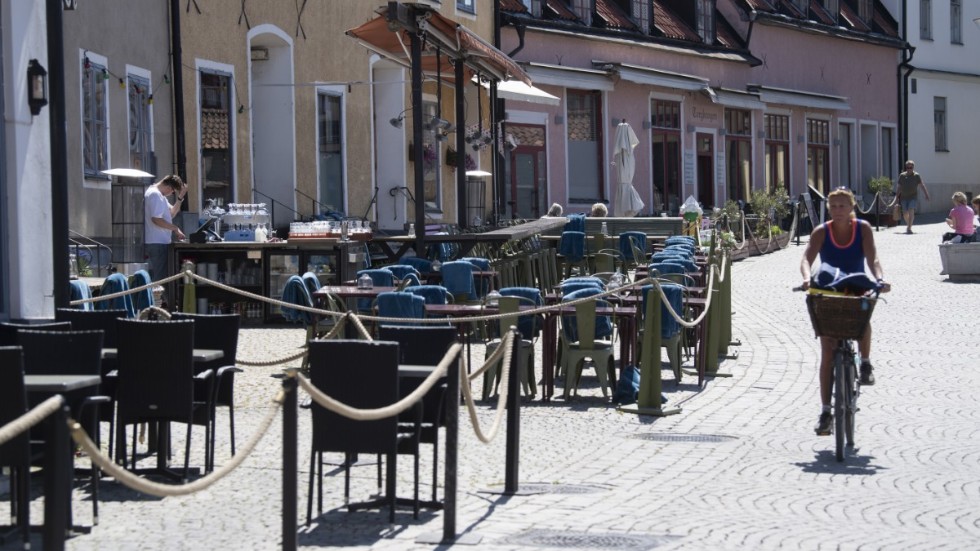 Tomma uteserveringar och glest med folk på stora torget i Visby i början på juni.