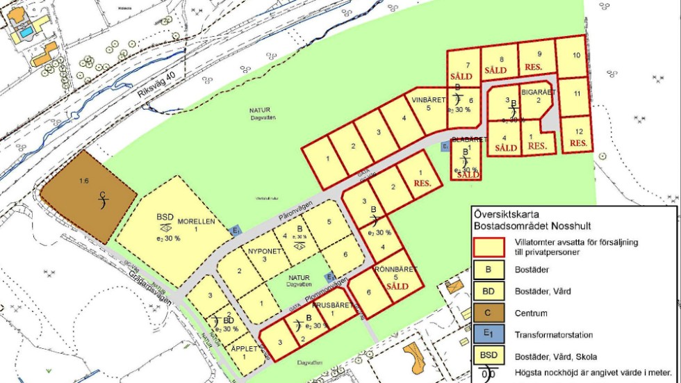 Detaljplanen medger även flerfamiljshus, vård- och omsorgsboende eller skola samt centrumbebyggelse som handel eller annan service. Det senare är det bruna fältet närmast riksväg 40.