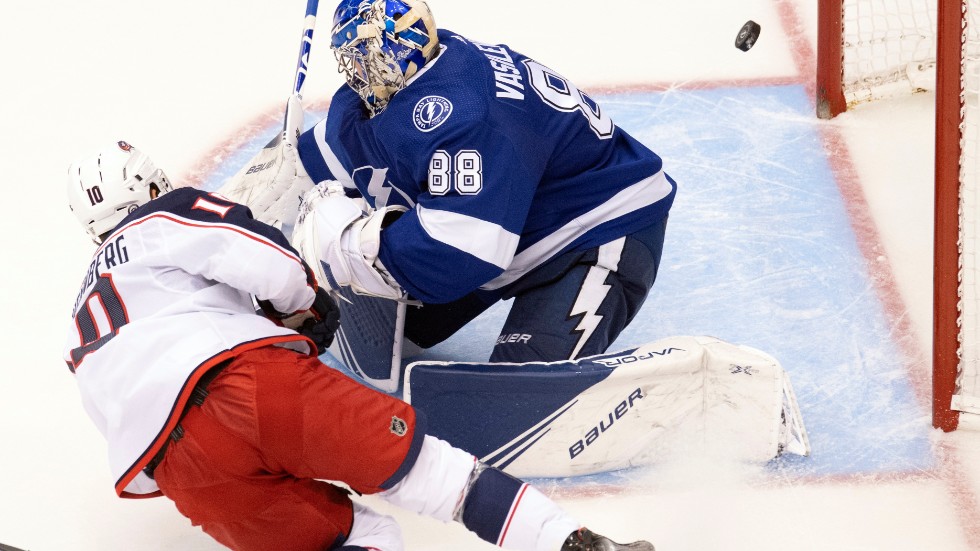 Columbus Alexander Wennberg gjorde ett konstmål i andra matchen mot Tampa i NHL-slutspelet.