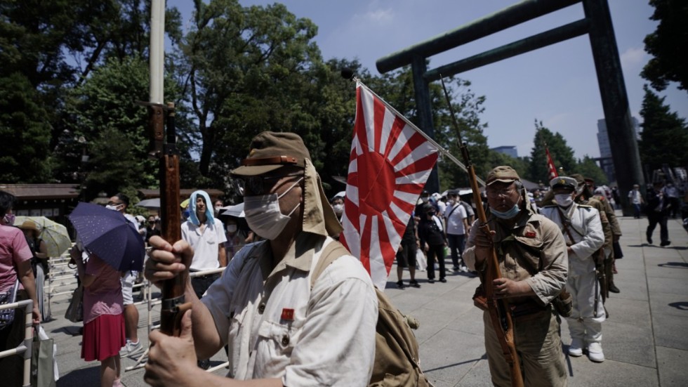 Besökare vid helgedomen Yasukuni Jinja i Tokyo iförda uniformer från den kejserliga japanska armén hedrar krigsoffren 75 år efter Japans kapitulation i andra världskriget.