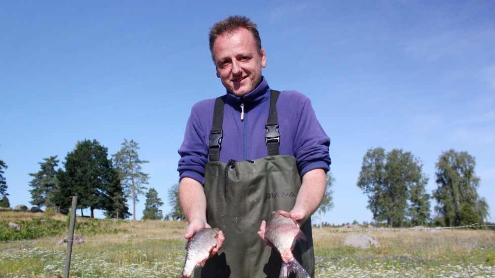 Fiskerikonsulent Carl-Johan Månsson jobbar på uppdrag för fiskevårdsföreningar, vattenråd och kommuner i hela Sverige. Här med två typiska karpfiskar från Krön, mört och braxen.