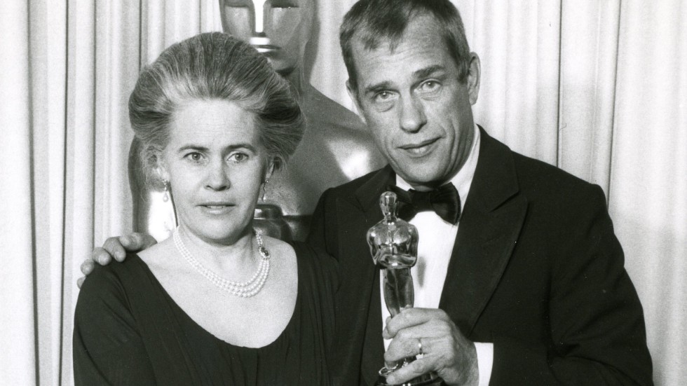 Ingrid Bergman (född von Rosen) och Jörn Donner med Oscar-statyetten för bästa utländska film för Fanny och Alexander. Pressbild.