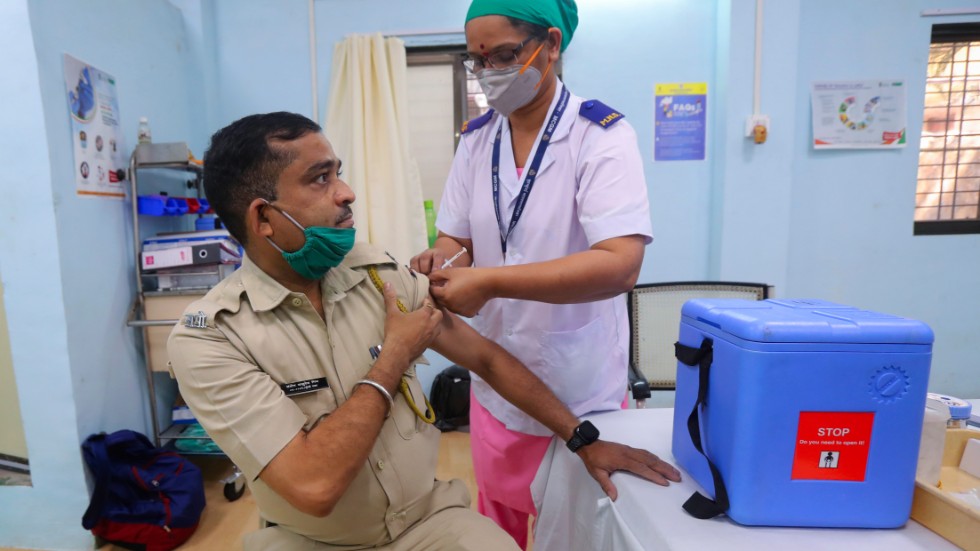 En polis får vaccin på ett sjukhus i Mumbai, Indien. Bilden är tagen den 8 februari 2021. Arkivbild.