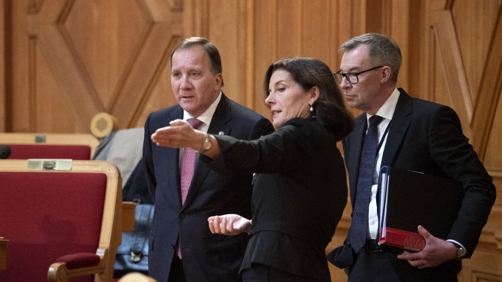 Konstitutionsutskottet riktar kritik mot regeringen på flera punkter. På bilden pekar ordföranden Karin Enström (M) med hela handen åt statsminister Stefan Löfven (S) vid en tidigare utfrågning i höstas.