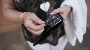 Äldre kvinna blev bestulen på 8000 • Flera från hemtjänsten hade fått hennes kod • Nu ska kommunen betala tillbaka