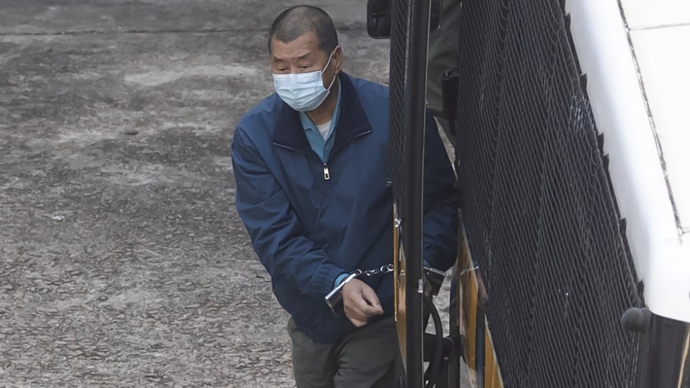 Mediemogulen och Pekingkritikern Jimmy Lai då han eskorterades tillbaka till det fängelse i Hongkong där han sitter frihetsberövad på torsdagen.