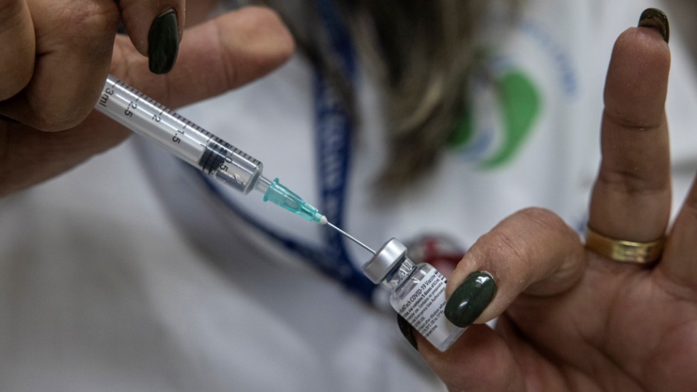 En sjuksköterska i Israel förbereder en dos vaccin mot covid-19.