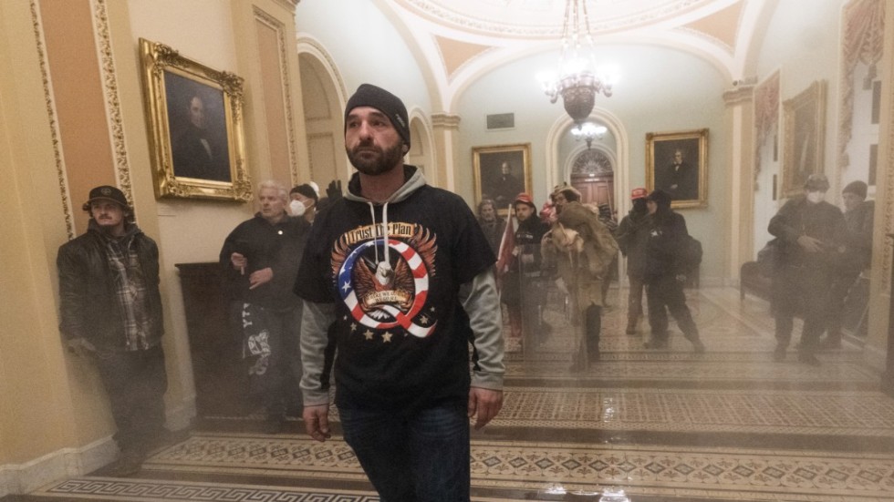 En Trumpanhängare som tagit sig in i Kapitolium och befinner sig utanför senatens kammare.