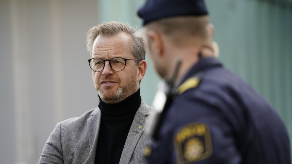 Inrikesminister Mikael Damberg (S) träffar lokala företrädare för polismyndigheten i Kiruna.
