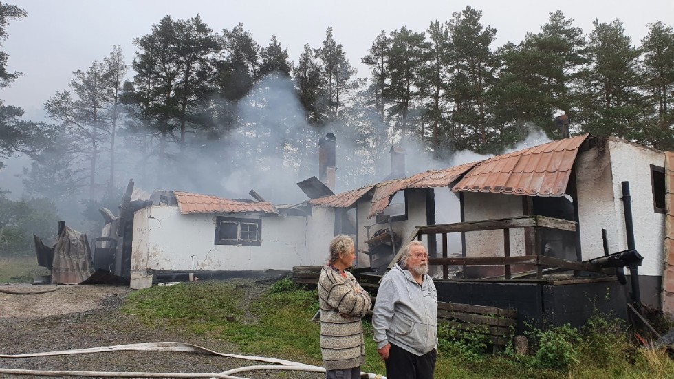 Branden startade vid tiotiden på tisdagskvällen, och åtta brandbilar från Gamleby, Överum och Västervik bekämpade elden. 