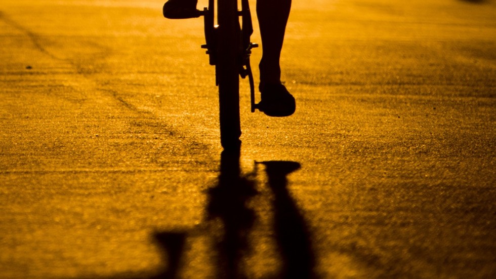Många cyklister kommer i allt för hög fart mot överfarten, menar insändarskribenten.
