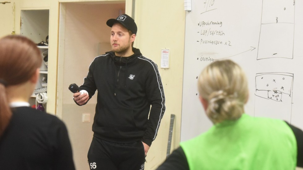 Alexander Pettersson är assisterande tränare i Vimmerby IBK till vardags och håller i innebandylektionerna.