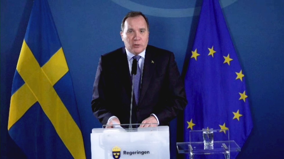 På presskonferenserna med Stefan Löfven kompletteras Sveriges blågula flagga av EU:s stjärnprydda, en påminnelse om att vi inte går igenom den här pandemin ensamma.