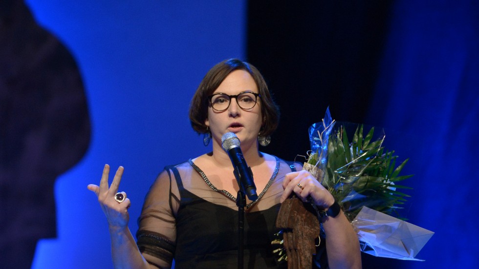 2015 prisades Jessica Schiefauer med Augustpriset för romanen "Hundarna kommer". Genombrottet kom redan 2011 med boken "Pojkarna" som också den gav henne ett Augustpris i barn- och ungdomskategorin.