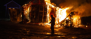 Fullt utvecklad brand i Arnemark • Räddningsledare: "Vi säkrar intilliggande byggnader"
