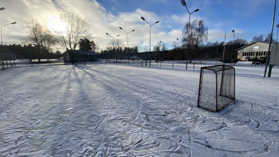 I Gullringen har en av tennisbanorna vid simhallen spolats till is genom idrottsföreningens försorg.