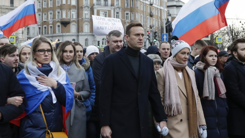 Oppositionsledaren Aleksej Navalnyj flankerad av sin hustru Julia Navalnaja (till höger) och medarbetaren Ljubov Sobol (andra från vänster) vid en minnesmarsch för den mördade oppositionspolitikern Boris Nemtsov i Moskva, i februari 2020.
