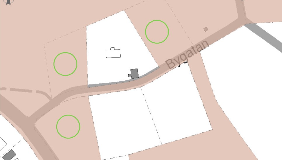 Kartskissen över nya kvarteret visar tre tomter söder om Bygatan och en på var sida om ett befintligt hus. De tomter som är markerade med grön ring är i dagsläget osålda, men en av dem är tingad.
