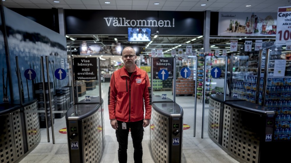 Ole Jörgen Lind, butikschef vid Maximat i Nordby shoppingcenter i Strömstad får vackert vänta på norska kunder. Men kollegorna i Värmland kan vänta sig en anstormning. Arkivbild.