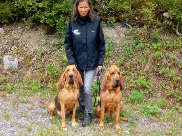 Doris Andersson med sina blodhundarna Sonja ,6, och Jenna ,3, under en rastning på väg upp till Harads. "Vi hoppa vi kan hjälpa familjen i sökandet", säger Gerd Andersson.