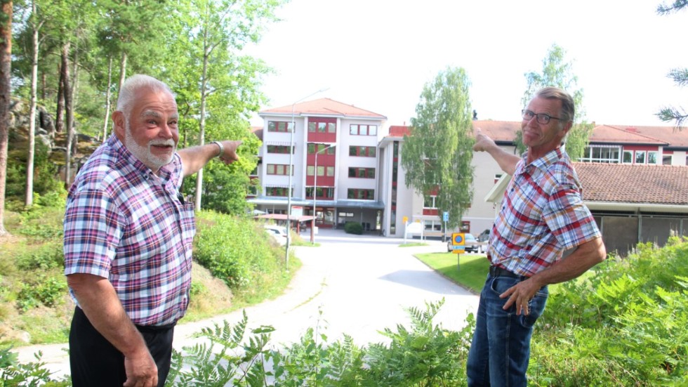 Härifrån, med en sändarmast på taket, ska fibern skickas från kommunens stamnät till hushåll i byarna kring Björkfors. Det förklarar Lars Schedenborg och Urban Eriksson från ortens bygderåd.