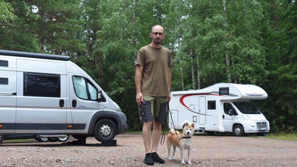 Ronny Lundell från Halmstad besökte Försjöns naturcamping i veckan med frun Helena och parets hundar. De uppskattar närheten till naturen.