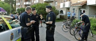 Här sköts en polis i armen