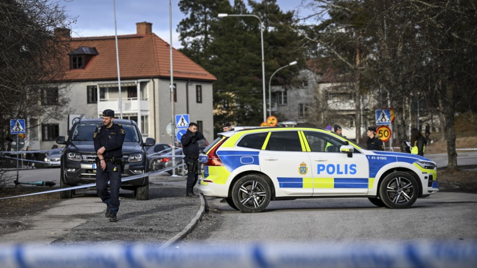 En ung man sköts till döds på en parkeringsplats i Eskilstuna.