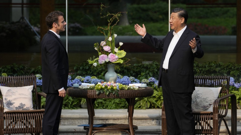 Frankrikes president Emmanuel Macron tas emot med öppna armar av sin kinesiske kollega Xi Jinping i Peking.