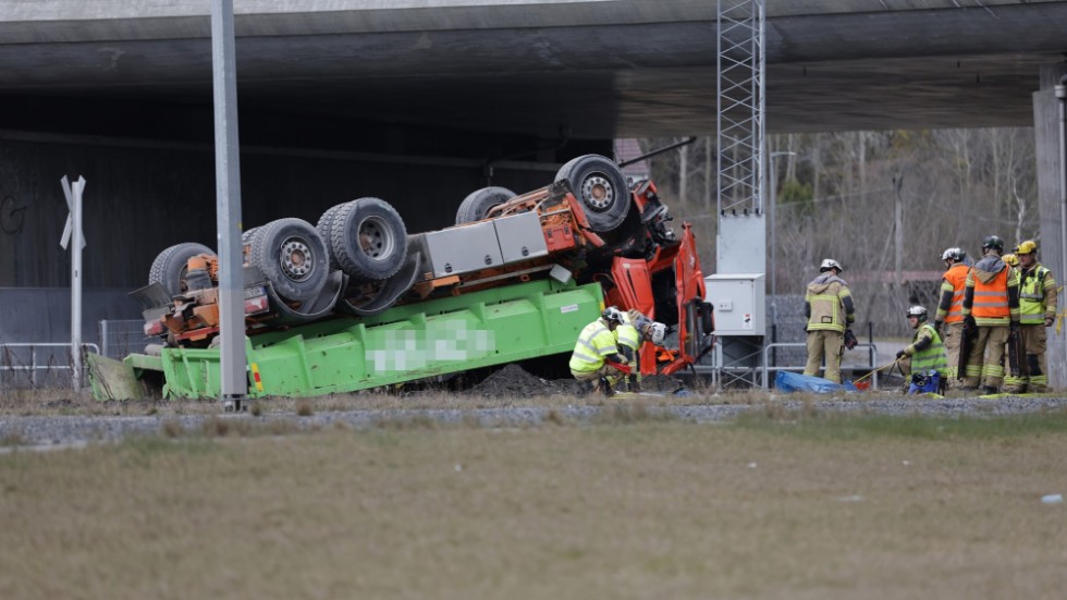 Lastbilschauffören har livshotande skador efter en olycka på Hisingen i Göteborg.