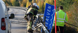 Lastbil drog med sig skylt och orsakade olycka på E4